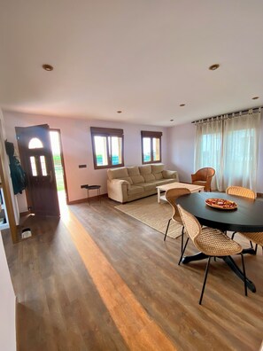 Dining - Charming coastal villa near the Cathedrals Beach in Ribadeo. (Villaframil Ribadeo)