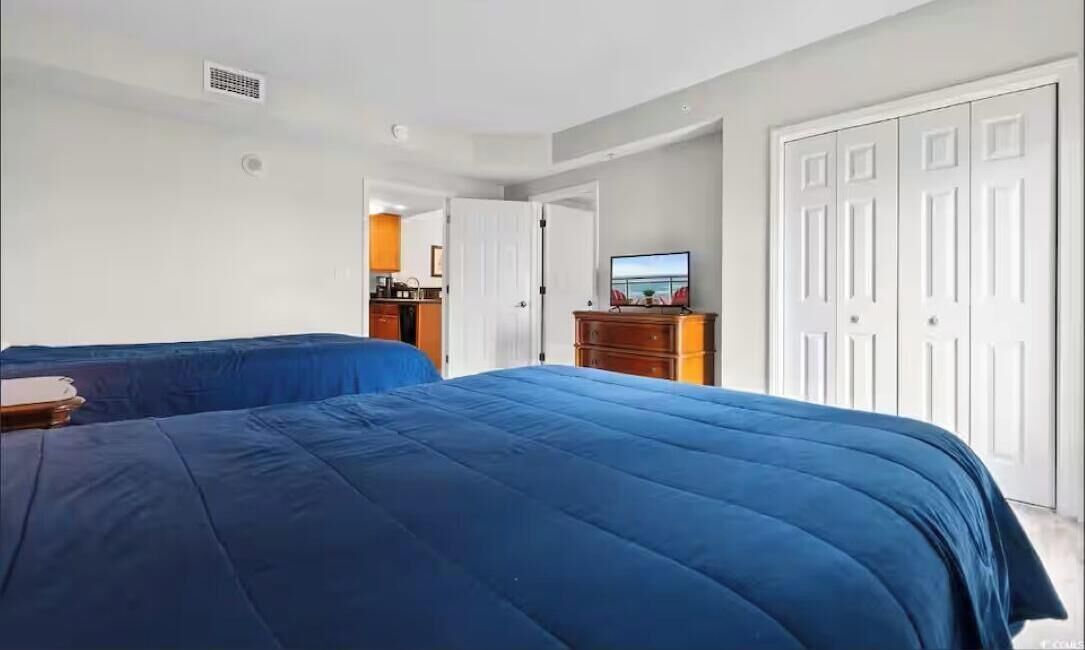 Tabla de planchar con plancha, wifi, ropa de cama