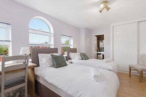 4 habitaciones, escritorio, tabla de planchar con plancha y wifi gratis 