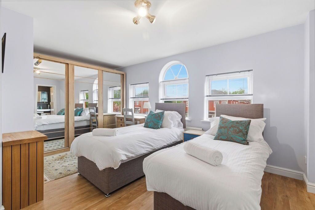 4 bedrooms, desk, iron/ironing board, free WiFi