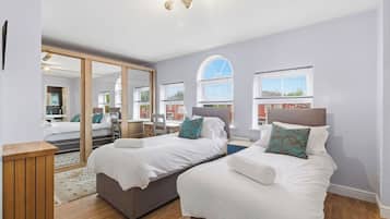 4 bedrooms, desk, iron/ironing board, free WiFi