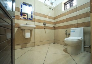 Villa, eigener Pool | Badezimmer | Dusche, Bidet, Handtücher