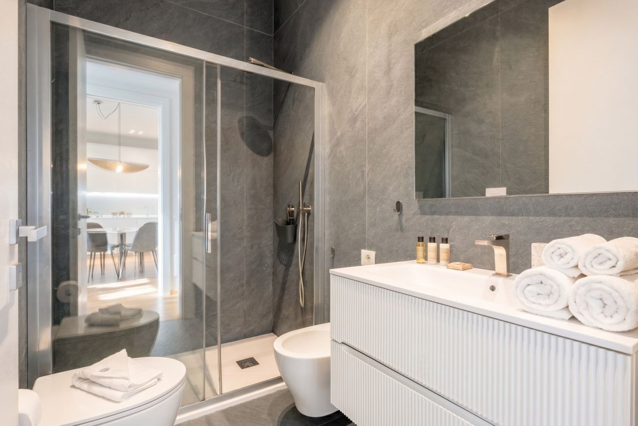 Doccia, bidet, asciugamani, shampoo