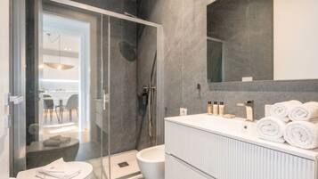 Doccia, bidet, asciugamani, shampoo