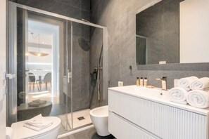 Shower, bidet, towels, shampoo - 7Mari-Modern Comfort Stay (Bari)
