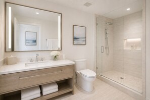 Standard Room | Bathroom - The Arleon Hotel & Suites (Toronto)