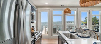 Lakeside Luxe Retreat + Sauna!