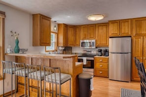 Fridge, microwave, oven, stovetop - The Still Shore W/Hot tub! (Coral)