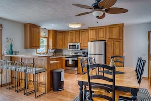 Fridge, microwave, oven, stovetop - The Still Shore W/Hot tub! (Coral)