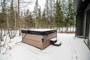 Outdoor spa tub - The Blackpine | 4BR| Hot Tub| <15 mins to Dwntwn (Traverse City)