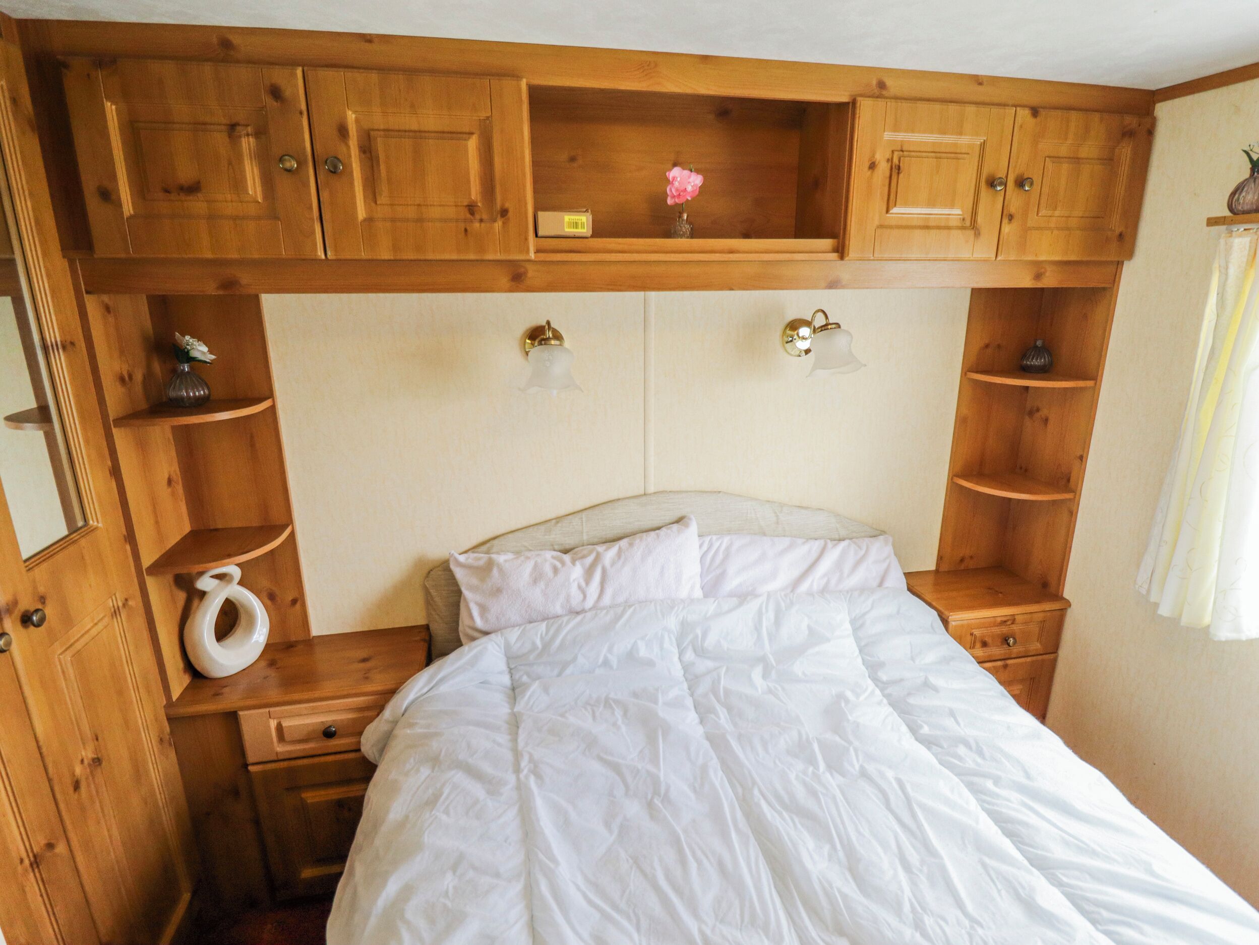 2 dormitorios, decoración individual, mobiliario individual
