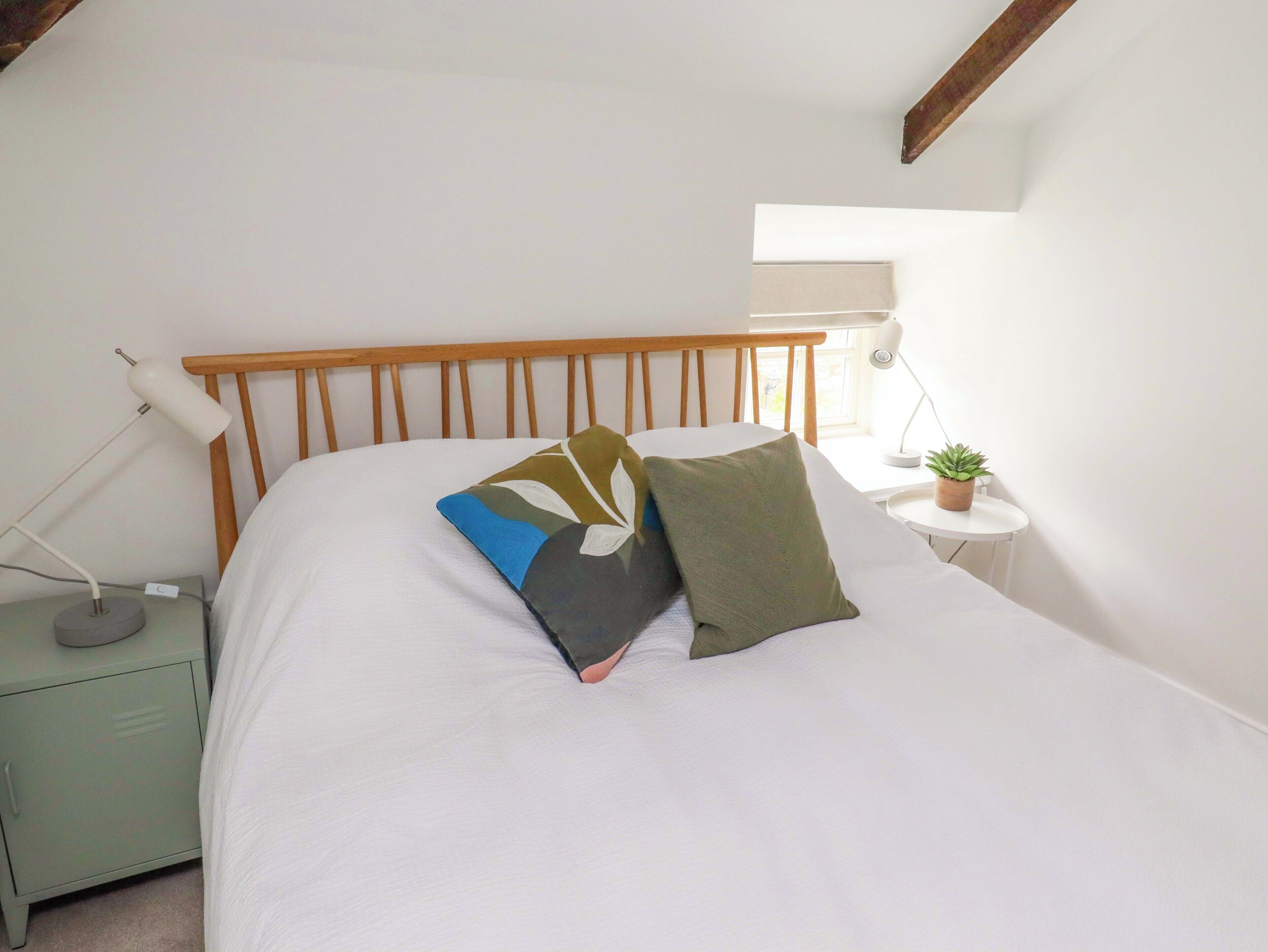 Cottage | 2 bedrooms, WiFi (free), individually decorated, individually furnished
