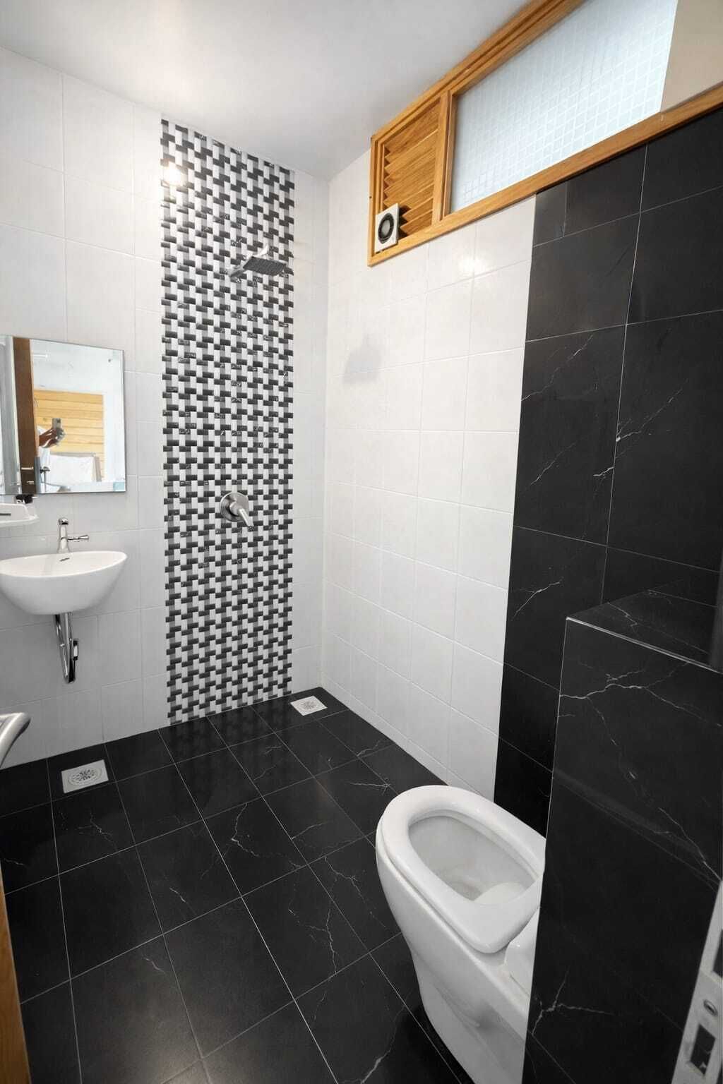 Douche, sèche-cheveux, chaussons, serviettes fournies