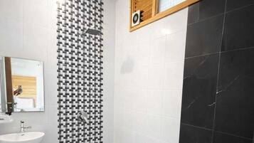 Douche, sĂšche-cheveux, chaussons, serviettes fournies