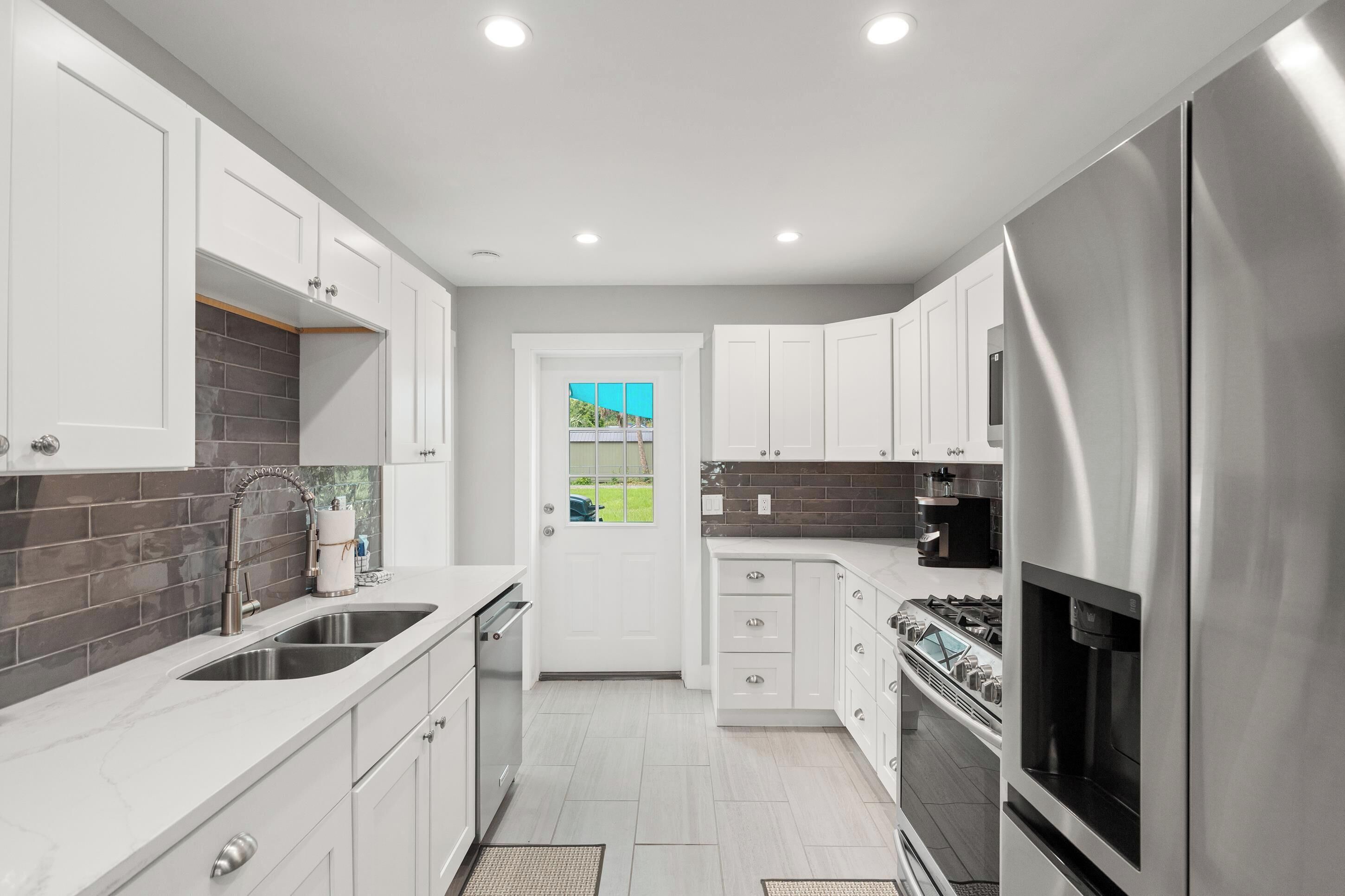 House | Private kitchen | Coffee/tea maker, full-sized fridge, microwave, oven