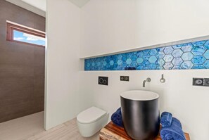 Shower, hair dryer, towels, shampoo - NEW | 4BR Villa with Private Pool at Blue Bay (Sint Michiel)