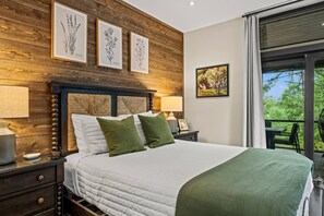 3 bedrooms, desk, WiFi, bed sheets - Luxury Treehouse Retreat | Private Trails & Views! (Brevard)