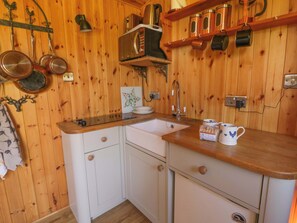 Cookware/dishes/utensils - Bills Shepherds Hut (Brecon)