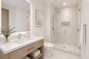 Classic Room | Bathroom - Orleston Hotels (Toronto)
