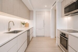 Classic Room | Private kitchen - Orleston Hotels (Toronto)