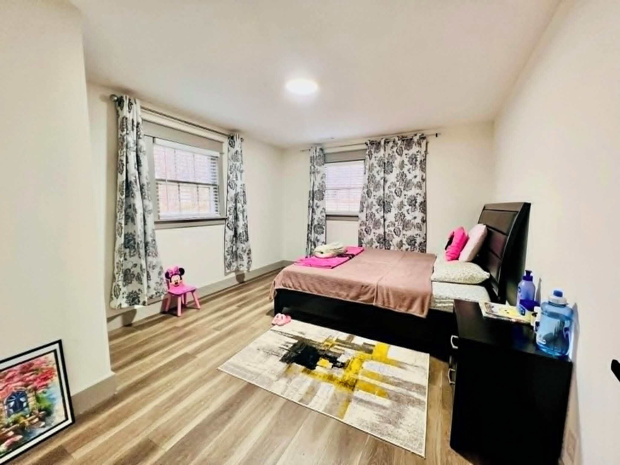 4 slaapkamers, een bureau, een strijkplank/strijkijzer, gratis wifi