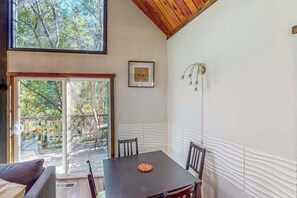 Interior - Cazadero Dog-Friendly Creekside Cottage in Redwoods (Cazadero)