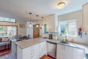 Interior - Cazadero Dog-Friendly Creekside Cottage in Redwoods (Cazadero)