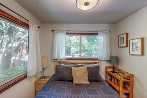 Iron/ironing board, WiFi, bed sheets - Cazadero Dog-Friendly Creekside Cottage in Redwoods (Cazadero)