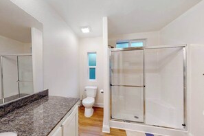 Shower, hair dryer, towels, shampoo - Sebastopol Newly Built Home on 9 Acres with Deck & Aviary - Close to Town & Grea (Sebastopol)