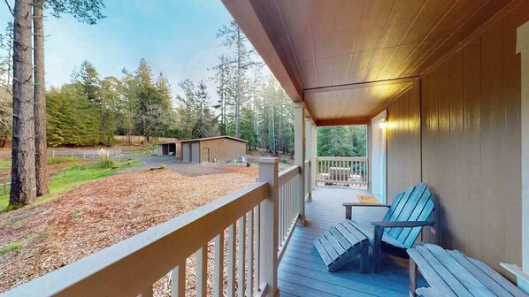 Terrace/patio - Sebastopol Newly Built Home on 9 Acres with Deck & Aviary - Close to Town & Grea (Sebastopol)