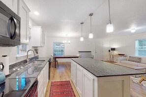Fridge, microwave, oven, stovetop - Sebastopol Newly Built Home on 9 Acres with Deck & Aviary - Close to Town & Grea (Sebastopol)