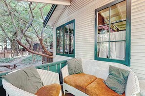 Terrace/patio - Guerneville Clearheart Grove: Dog-Friendly Redwood Cabin (Guerneville)