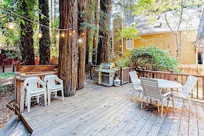 Outdoor dining - Guerneville Clearheart Grove: Dog-Friendly Redwood Cabin (Guerneville)
