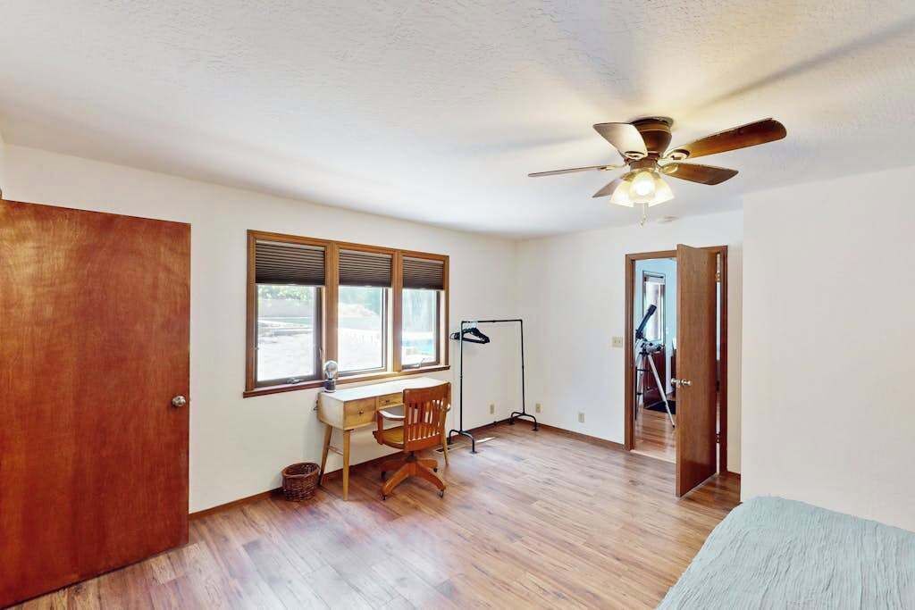 Desk, iron/ironing board, travel cot, WiFi