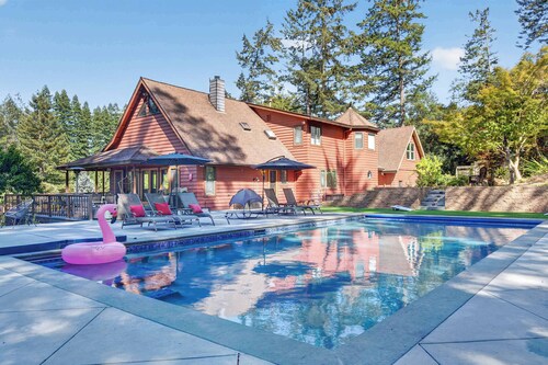 Sebastopol fun house with pool & spa, dogs welcome