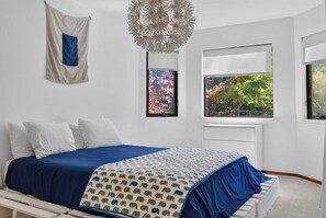 4 bedrooms, desk, iron/ironing board, travel cot - Sebastopol fun house with pool & spa, dogs welcome (Sebastopol)