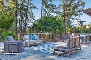Outdoor dining - Sebastopol fun house with pool & spa, dogs welcome (Sebastopol)