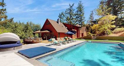 Dog-Friendly Sebastopol Pool Home & Spa with Hot Tub