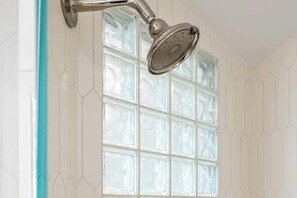 Shower, hair dryer, towels, shampoo - Bodega Bay Architect-Designed Oceanfront Hot Tub Retreat (Bodega Bay)