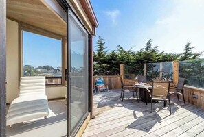 Outdoor dining - Bodega Bay Architect-Designed Oceanfront Hot Tub Retreat (Bodega Bay)