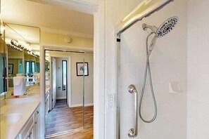 Douche, sèche-cheveux, serviettes fournies, shampoing