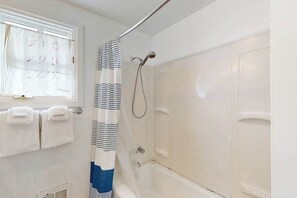 Chuveiro, secador de cabelo, toalhas de banho, shampoo