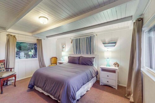 Bodega Bay Bright Beach Cottage with Ocean Views & Fireplace