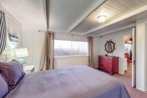 Desk, WiFi, bed sheets