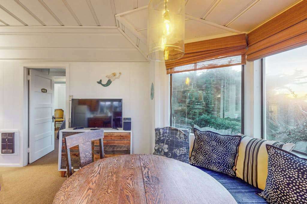 Bodega Bay Bright Beach Cottage With Ocean Views & Fireplace - Occidental, CA