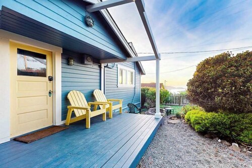 Bodega Bay Bright Beach Cottage with Ocean Views & Fireplace