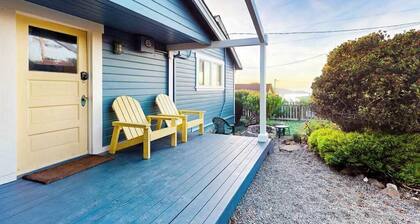 Bodega Bay Bright Beach Cottage with Ocean Views & Fireplace