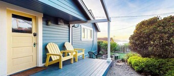Bodega Bay Bright Beach Cottage with Ocean Views & Fireplace