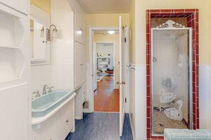 Shower, hair dryer, towels, shampoo - Healdsburg Fitch Mountain Cottage with River Valley Views (Healdsburg)