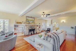 TV, fireplace, offices - Healdsburg Fitch Mountain Cottage with River Valley Views (Healdsburg)